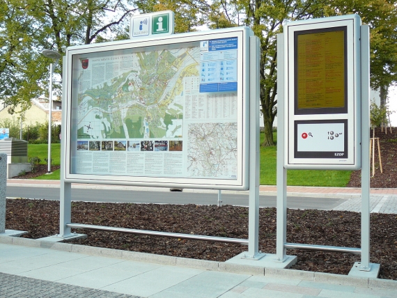 Dopravní terminál - 
ALU-CASE vitríny s mapou, systémem Blue info a Ezop - jízdní řády