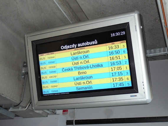 Dopravní terminál - 
Vitrína s odjezdy autobusů
